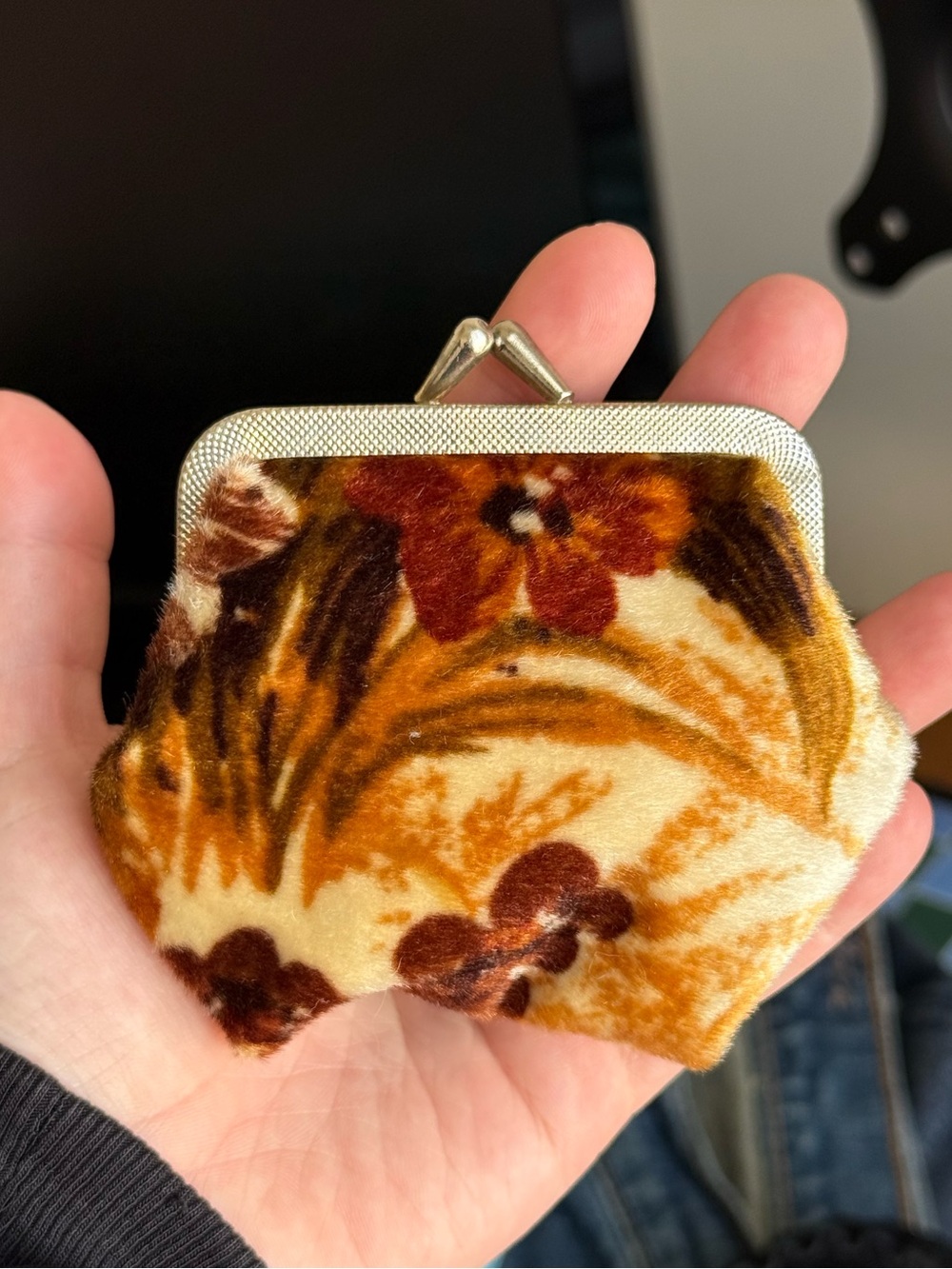 VTG 70s unbranded floral velvet coin purse